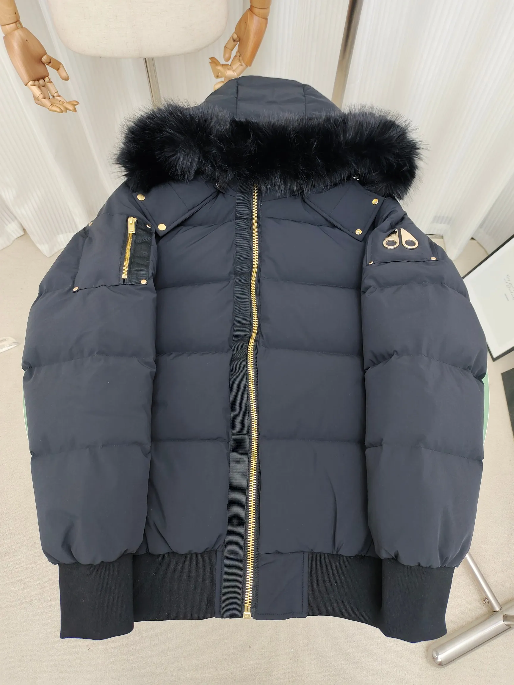 ：Y 12 Classic Moose Knuckles FW 22 12 Moose Knuckles。 ， ins 、 、 。 ， ， ！ ， ， ， ！ 12 Classic 。 ，Lightweight。 :Black Sizes: S XXL